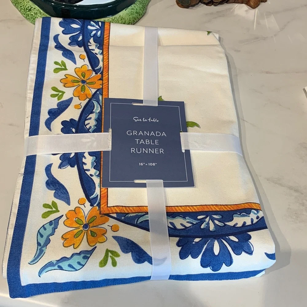 NEW Sur la Table Granada Table Runner 108x16 and 8 NEW matching napkins 20x20